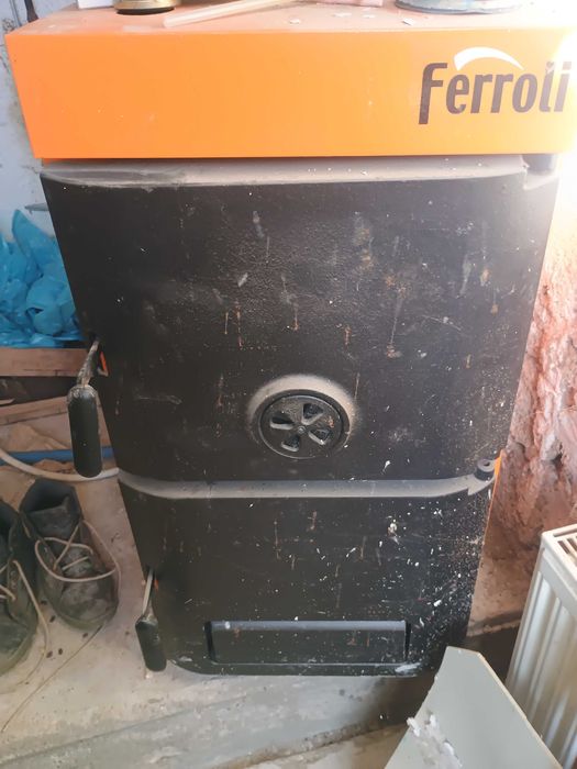 Centrala Ferroli SFR PRO 4, un cazan din fontă pe combustibil solid.