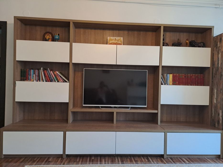 Bibliotecă spațioasă cu dulapuri de depozitare