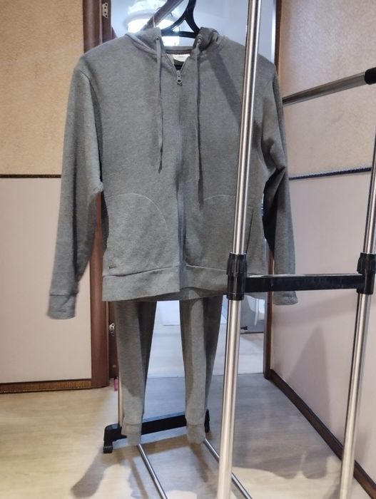 Продается серая женская двойка.