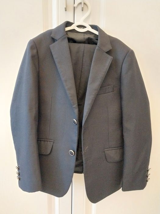 2й-ка пиджак и брюки. Цвет Темно-синий. Размер 28. Это на 5-6 лет.