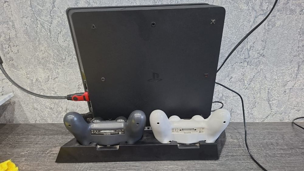 Ps 4 slim продам