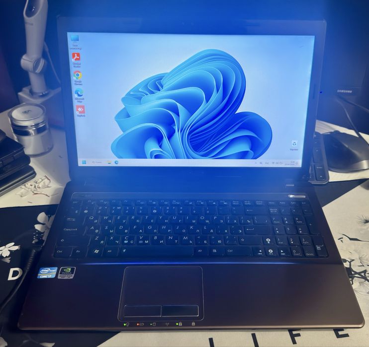 Ноутбук Asus, офисный работник