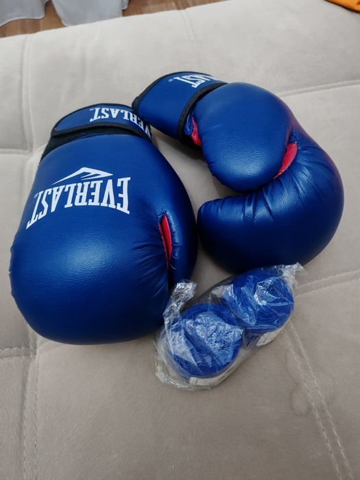 Боксерские перчатки Everlast и бинты