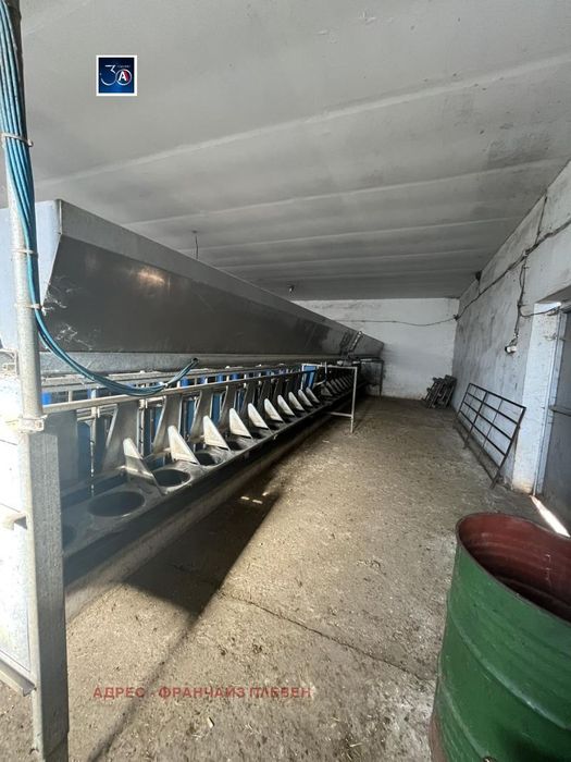 Пром. помещение в Плевен, област-с.Любеново площ 2568 цена 150000