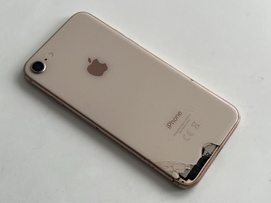 Iphone 8 / 64gb /pentru piese (placa)