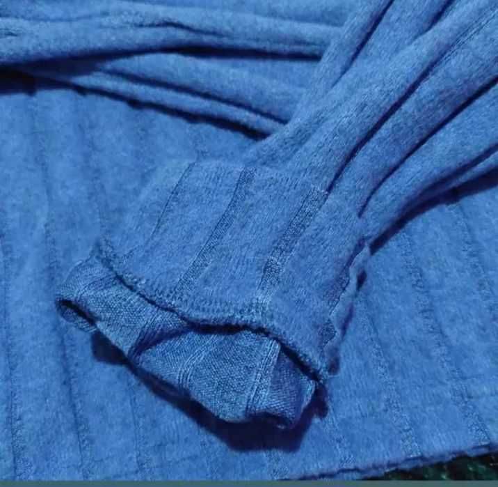 Hanorac sport casual cu glugă.