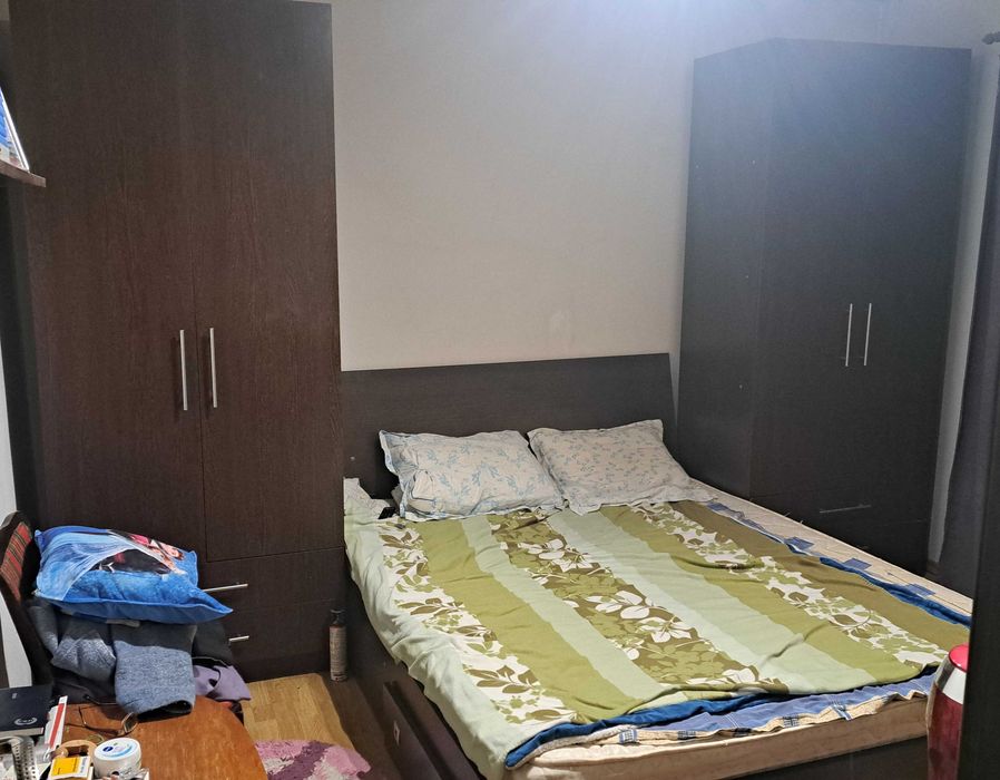 Mobila dormitor doua dulapuri, o comoda mare si pat cu saltea inclusa de 1,60 / 2 m