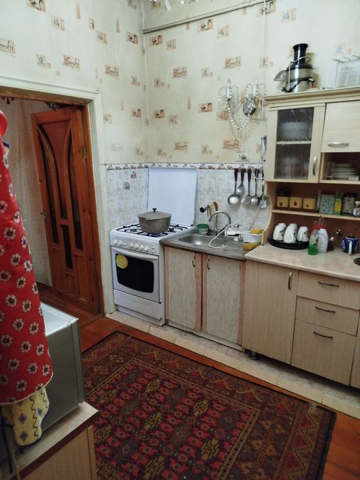 Продам дом- квартира на земле общей площадью 184 кв метров большой зал