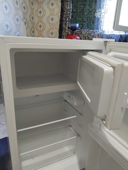 Продавам Хладилник Midea много малко използван