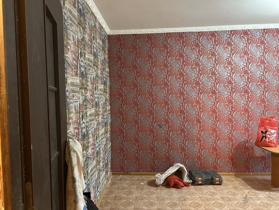 Поклейка обоев . Покраска