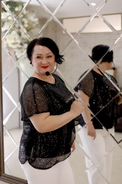 Ведущая , тамада.