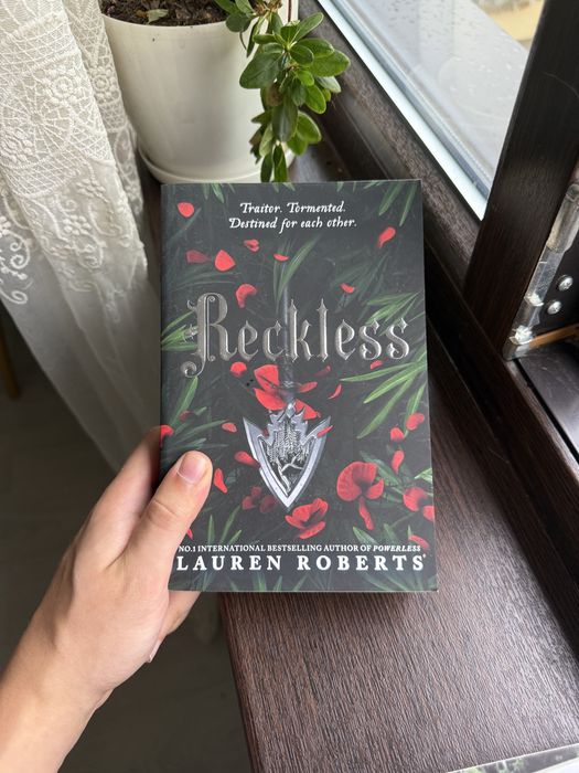 “Powerless”и “Reckless” - Lauren Roberts