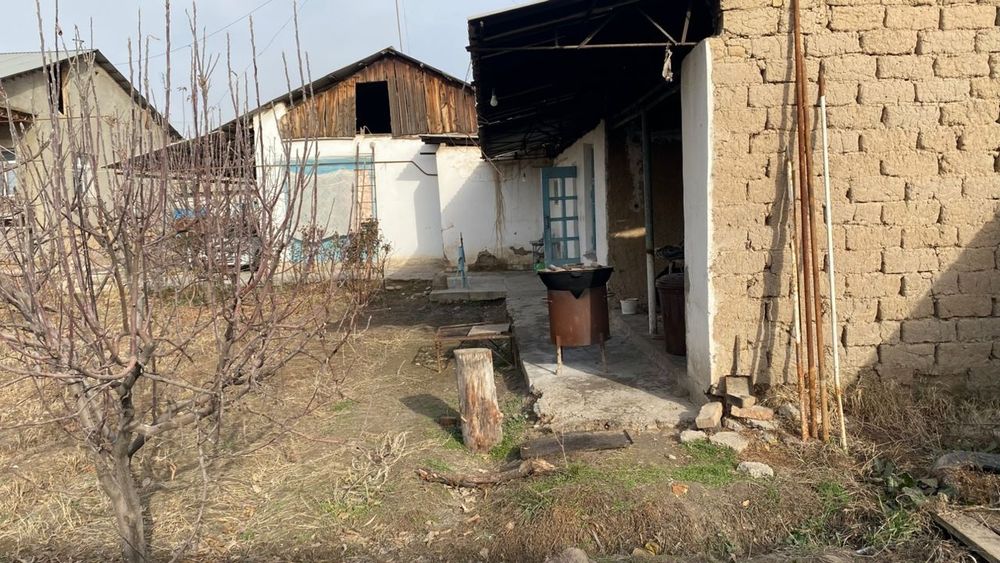 Uy sotiladi 5.20sotx keliwadigan joyi bor