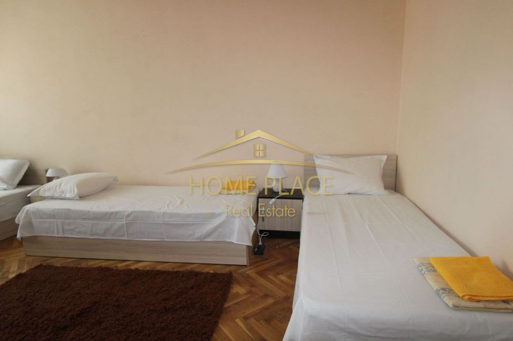 Просторен тристаен обзаведен апартамент до Спортна Зала.