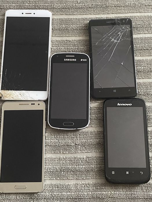 Продавам 5 телефона за части или ремонт