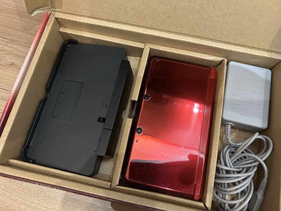 Nintendo 3DS Flame Red - Modat, Card 64GB, Stare Impecabilă + Full Box