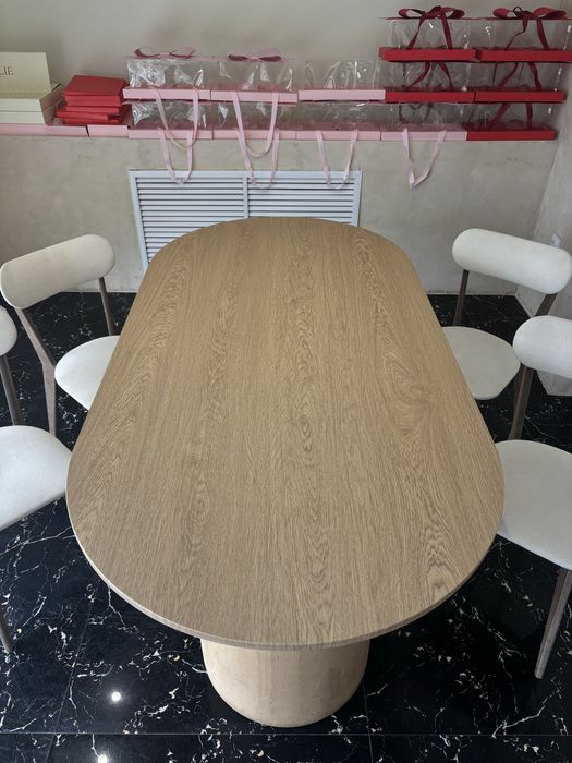 Стол и стулья в отличном состоянии