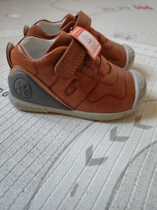 Нови обувки Biomecanics номер 20, вкл. и за прохождане