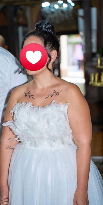 Бяла рокля с пера