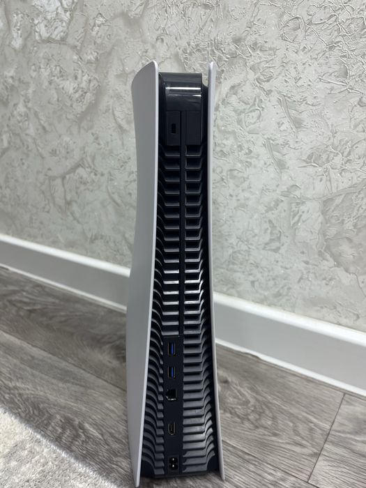 PlayStation 5 + 2 джойстика + 7 игр