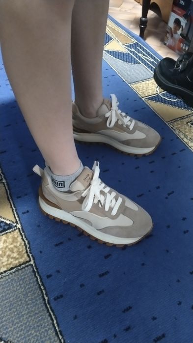 Кроссовки женские