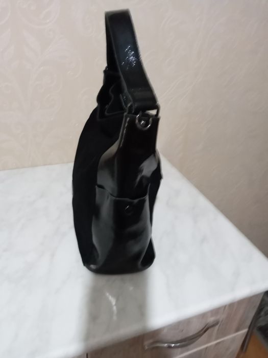 Сумка брендовая татуральная замша и лак очень красивпя и стидьная