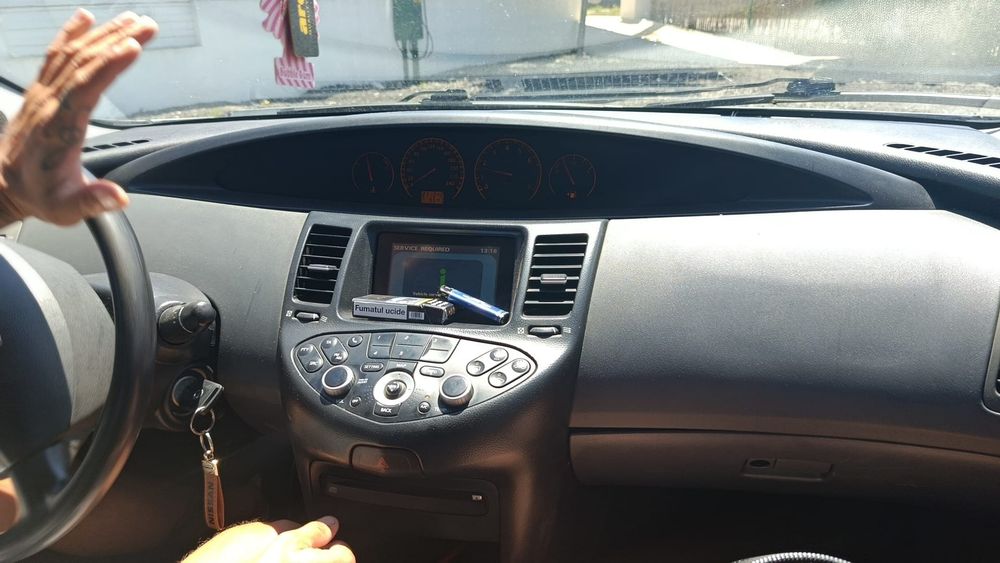 Vand  mașina Nissan