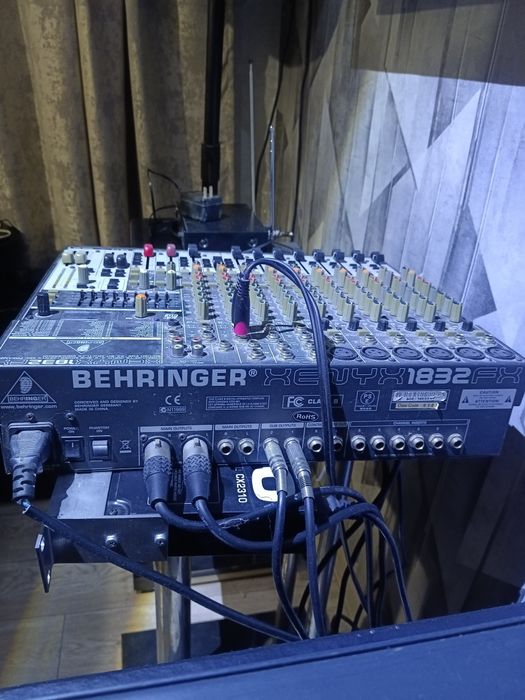 Микшерный пульт behringer.