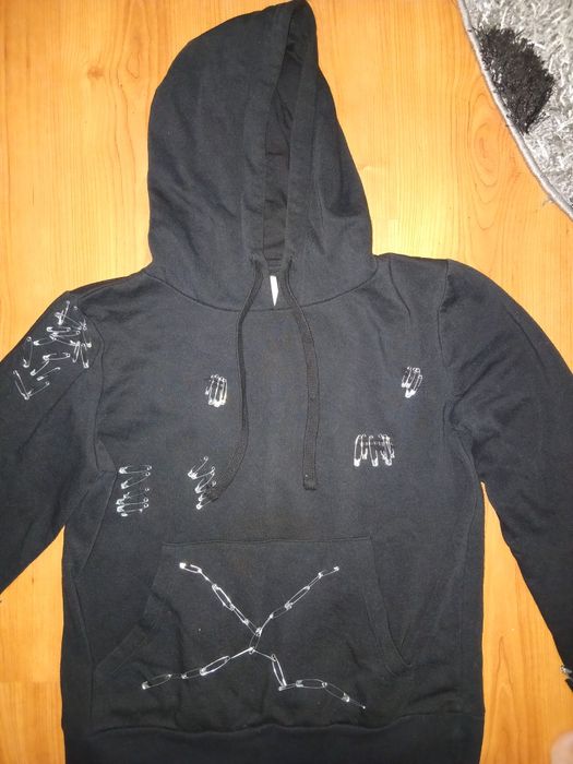 Hanorac cu ace de siguranță