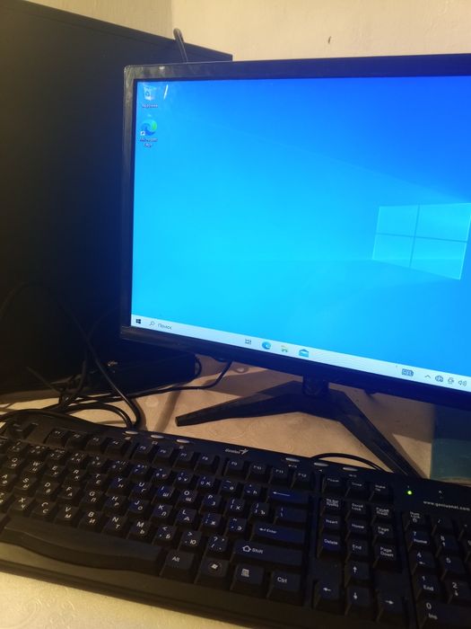 Монитор ,системный блок , клавиатура.