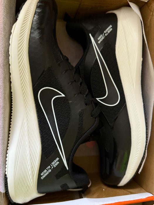 Кроссовки  фирмы NIKE