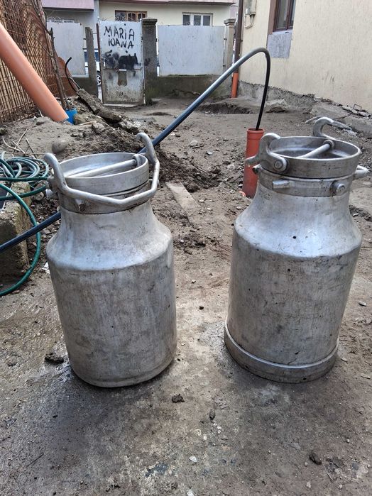 Vand bidoane alumin8u 75 lei buc.