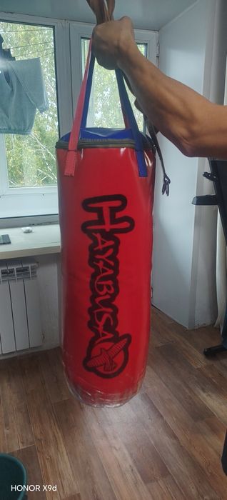 Продам боксерскую грушу весом 10 кг.