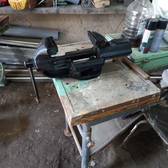 Продаю стол с тисками бу