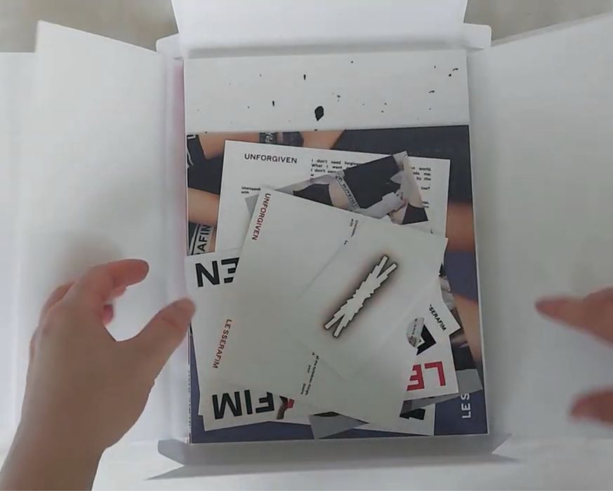 Запечатанный альбом Le Sserafim