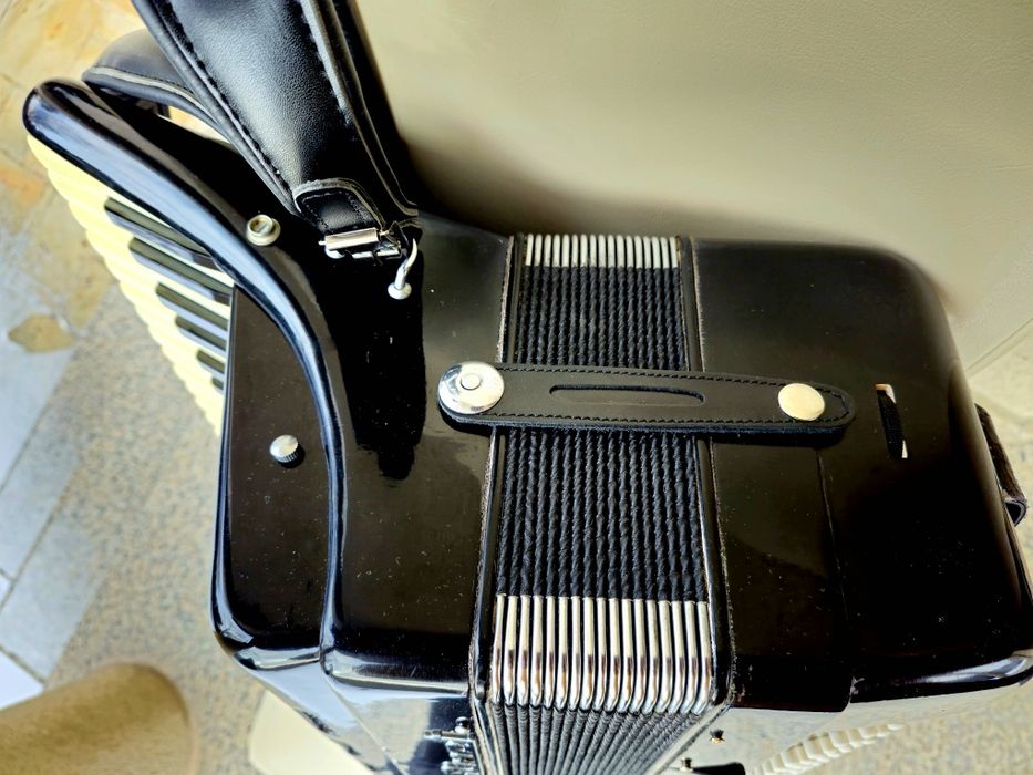 Vând acordeon Parrot cu 80 basi negru