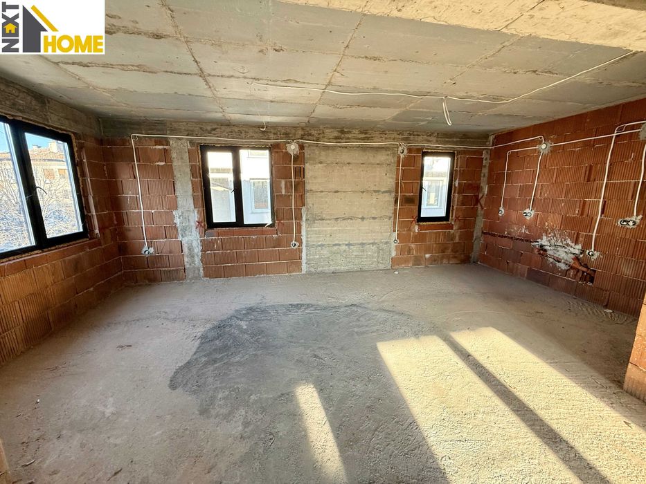 Самостоятелна триетажна къща с гаражи и дворно място