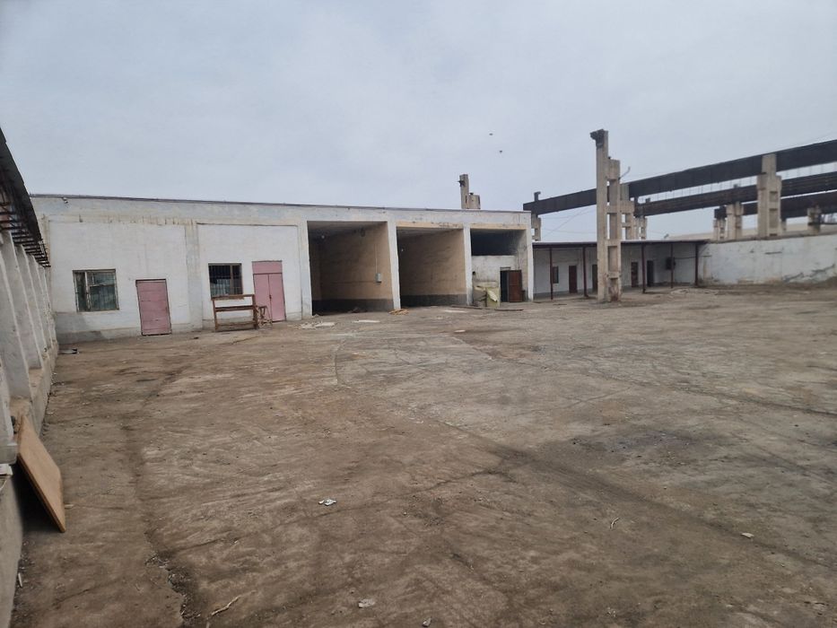 Qarshi shahrida 16 sotixlik sanoat binosi sotiladi
