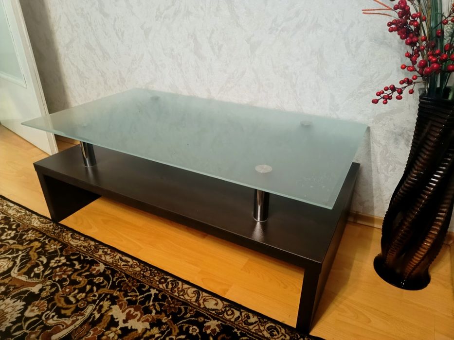 Маса от стъкло и дърво