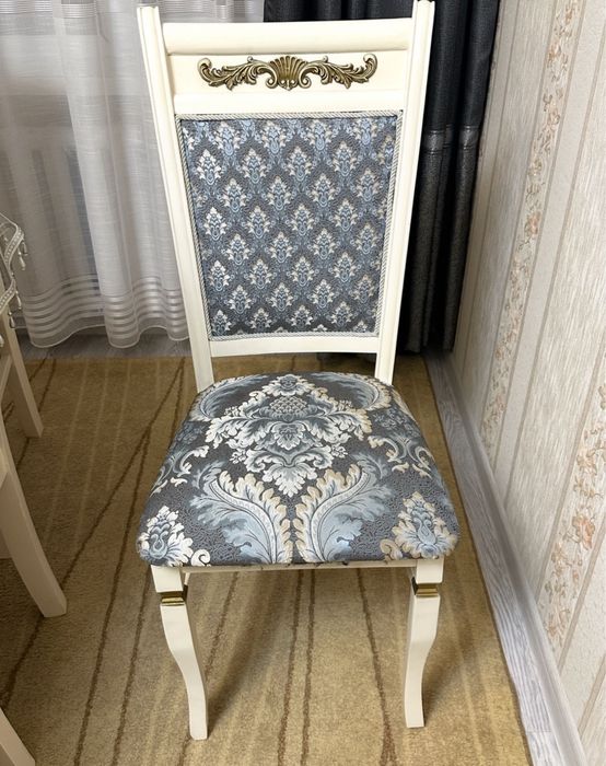 стол со стулями в гостиной