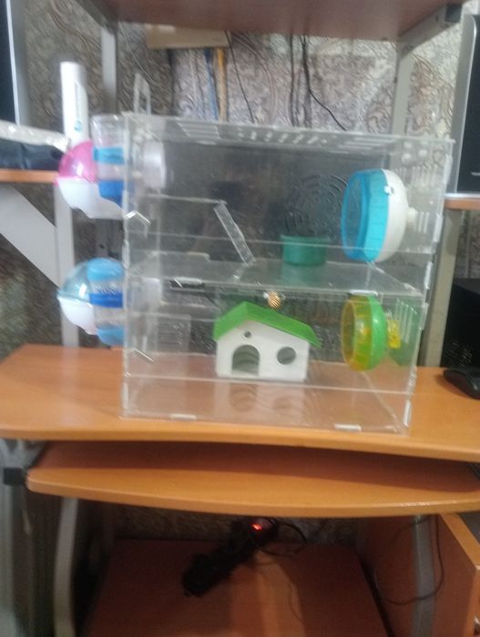 Продам клетку для хомяков два яруса имеется 2 шара 2 колеса и 2 поилки