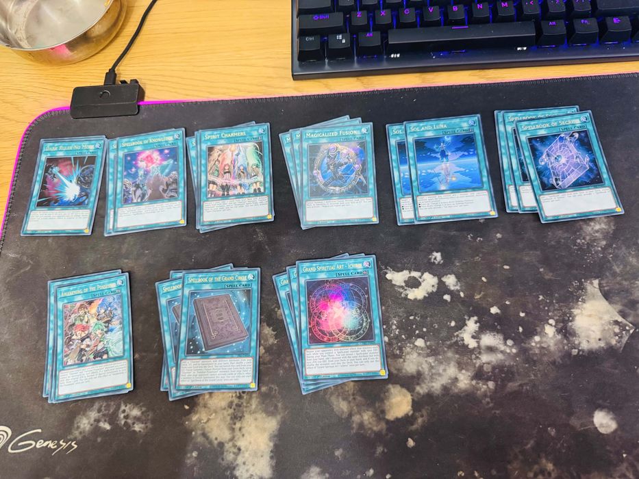 Yu-Gi-Oh карти.