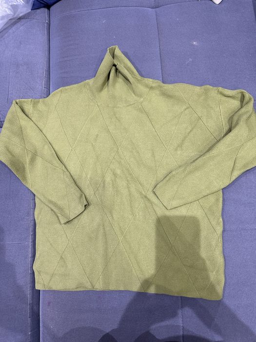 Зеленый теплый свитер