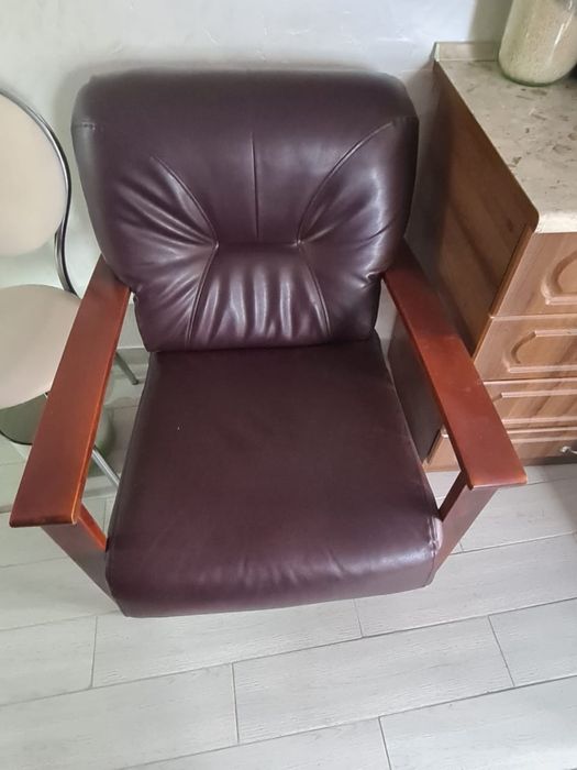 Кожанный диван с креслом