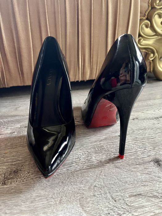 Токчета червена подметка