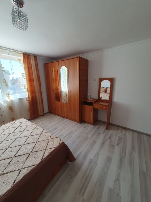 Dormitor complet  – pat dublu, saltea,șifonier, comodă, noptiere + masă de toaletă cu oglindă
