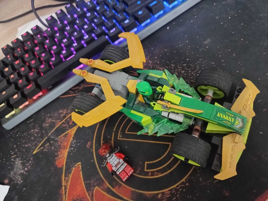 Lego Ninjago Mașină de curse a lui Lloyd