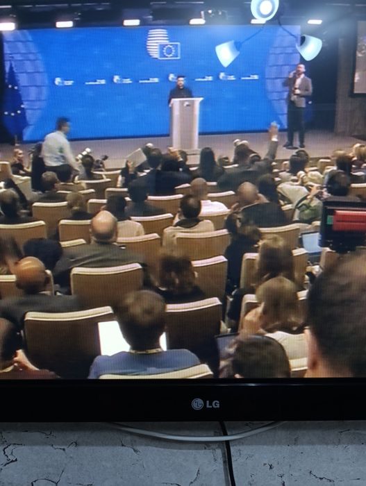 Телевизор LG, диагональ 107см