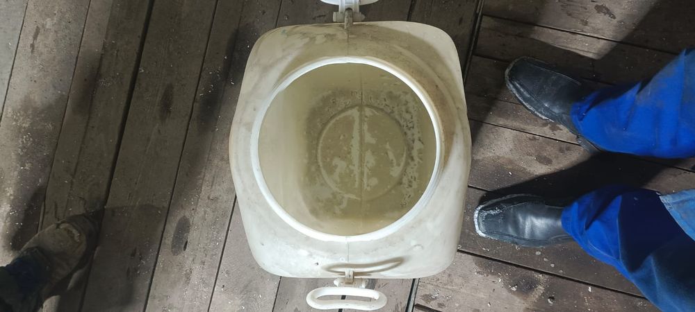 Продам пластиковый бачок для воды