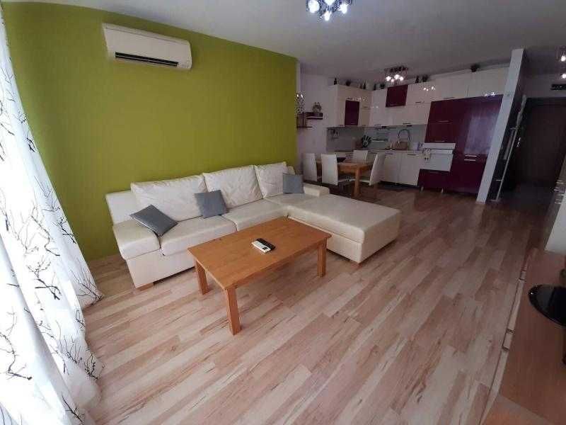 Луксозен двустаен апартамент в Лазур